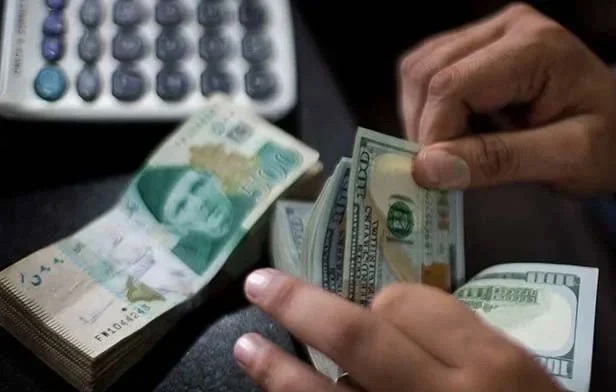 پاکستانی روپیہ کی گراوٹ کا سلسلہ جاری، امریکی ڈالر کے مقابلے میں ریکارڈ کم ترین سطح پر