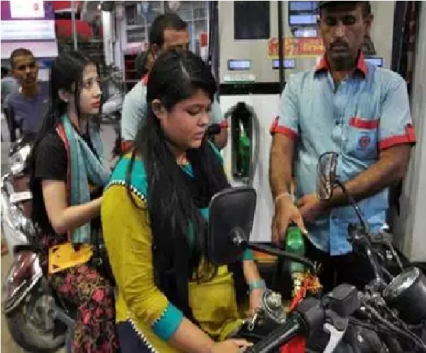 ممبئی میں پٹرول کی قیمت 99.94 روپے فی لیٹر