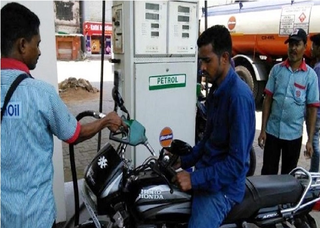 کرناٹک: دو روپے سستا ہوا پیٹرول-ڈیزل، آج آدھی رات سے لاگو ہوگی نئی قیمت