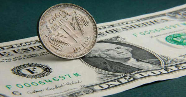 روپیہ 23 پیسے گر کر 76.17 روپے فی ڈالر پر آ گیا