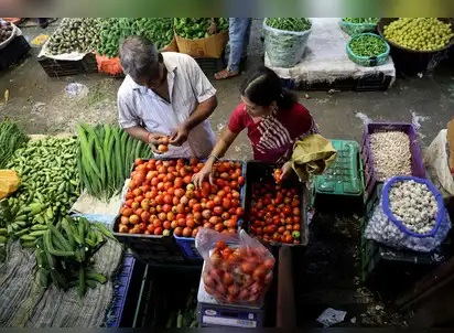 اشیائے خوردونوش کی قیمتوں میں نرمی سے تھوک مہنگائی اپریل میں 13 ماہ کی کم ترین سطح پر 