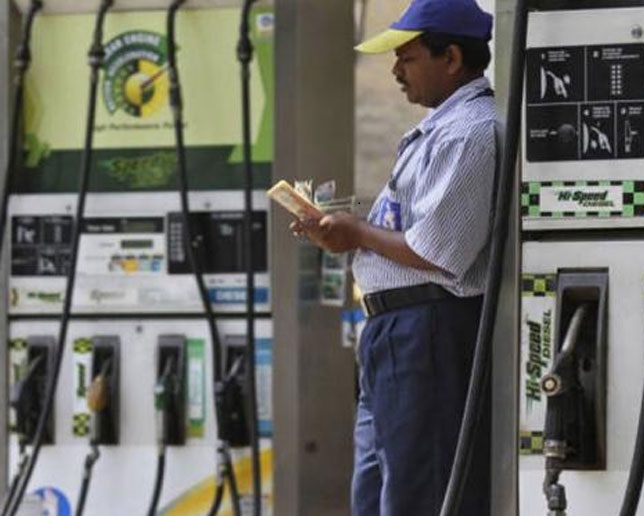 پٹرول-ڈیزل کی قیمتوں میں زبردست اضافہ، 85 روپے سے اوپر پہنچی قیمت