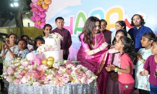 نیتا امبانی نے اپنی 60ویں سالگرہ تین ہزار بچوں کے ساتھ منائی