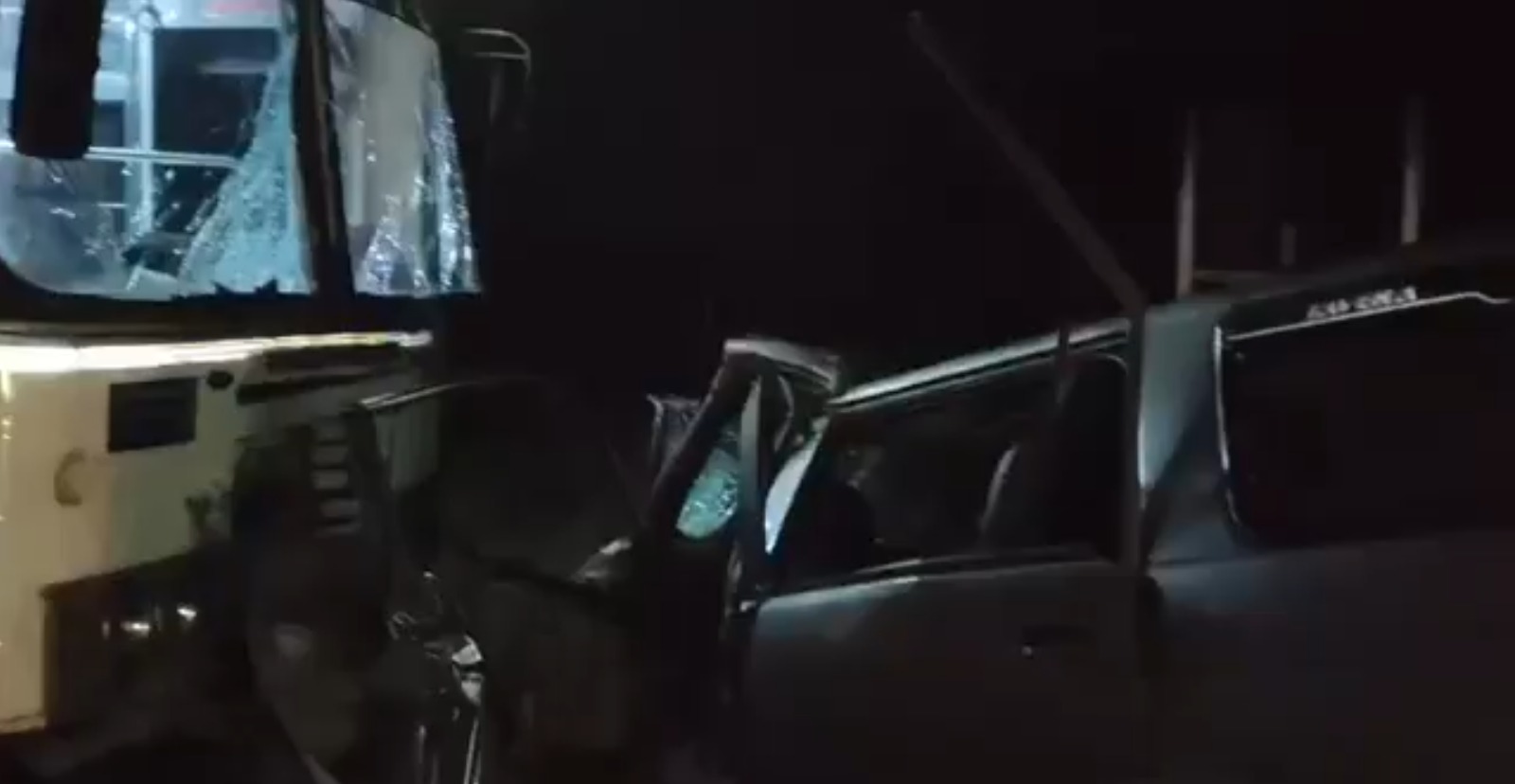 تلنگانہ کے جگتیال میں خوفناک سڑک حادثہ، آر ٹی سی بس اور ٹاویرا کار میں تصادم، 8 افراد زخمی