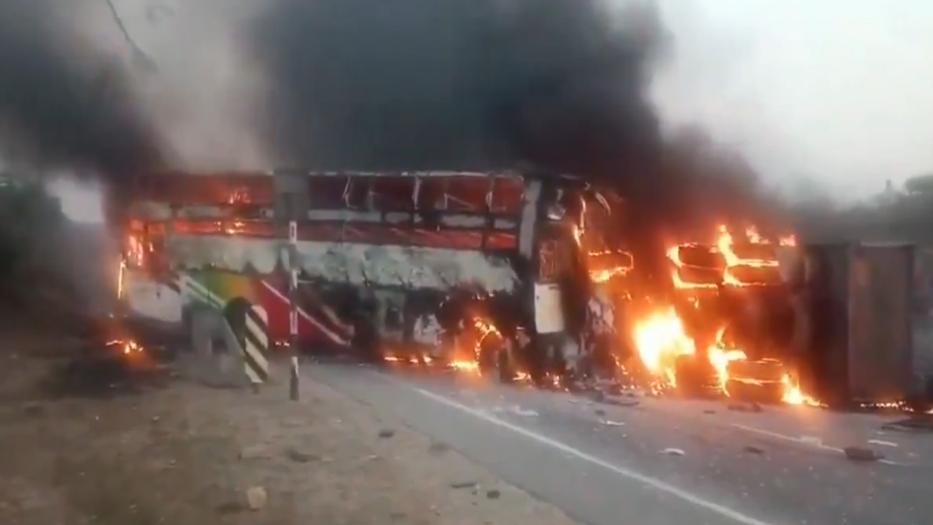 آندھرا پردیش: مارکاپور کے قریب بس اور ٹپر کے تصادم میں 14 افراد ہلاک، 15 زخمی