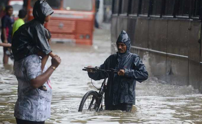 ممبئی میں زبردست بارش سے چار لوگوں کے بہنے کا اندیشہ