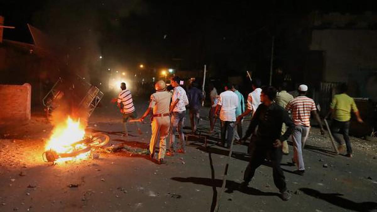 اورنگ آباد میں ہندو مسلم تصادم، پولیس کی گاڑی کو آگ لگا دی گئی