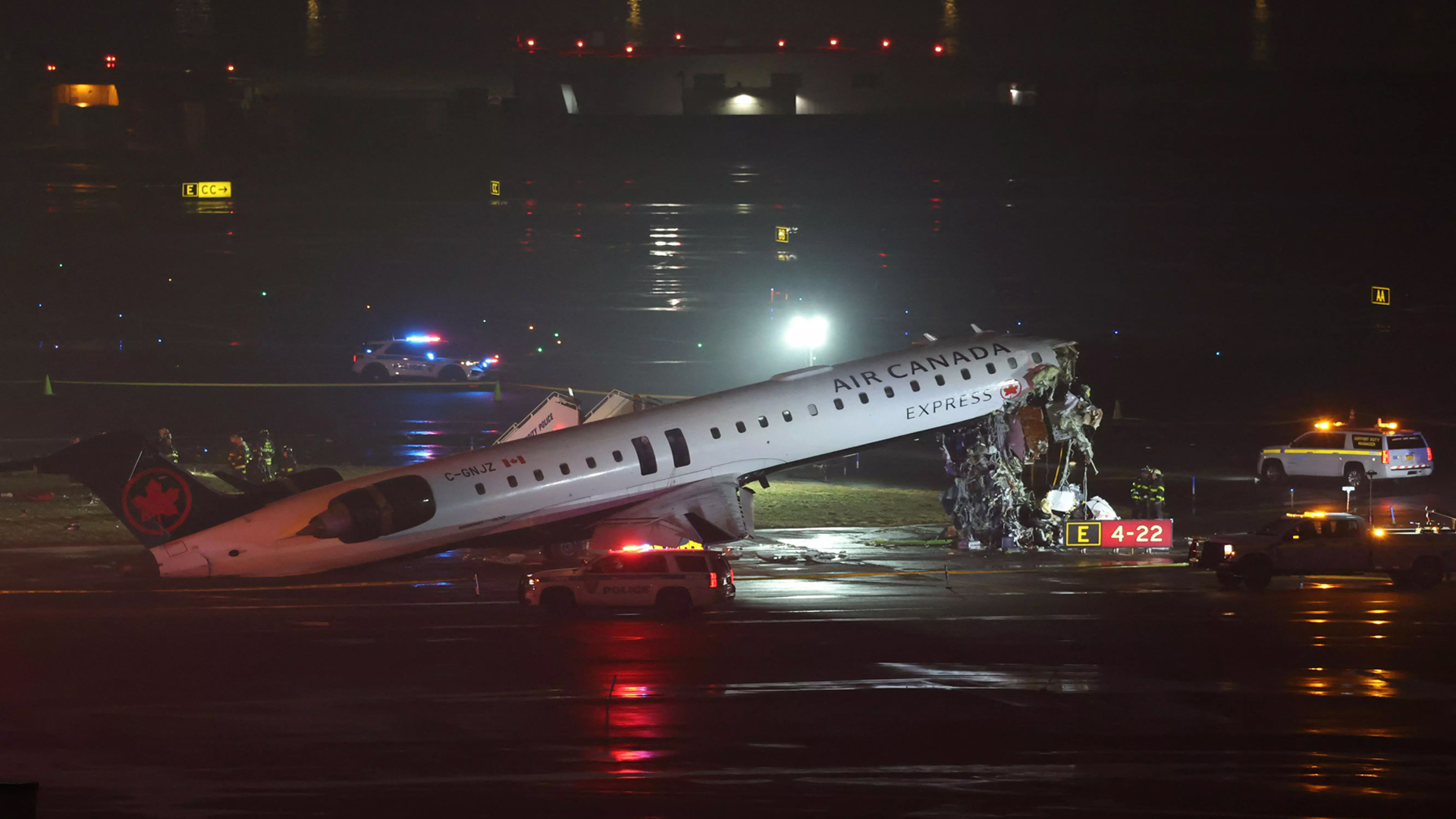 نیویارک کے لاگارڈیا ایئرپورٹ پر ایئر کینیڈا کی پرواز ٹرک سے ٹکرا گئی