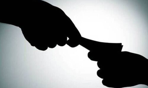 حیدرآباد: عثمانیہ اسپتال میں پوسٹ مارٹم کیلئے لاش کو مردہ خانہ کے ڈی فریزرمیں رکھنے ایک ہزارروپئے رشوت کی طلبی اور جھگڑا۔ویڈیو وائرل