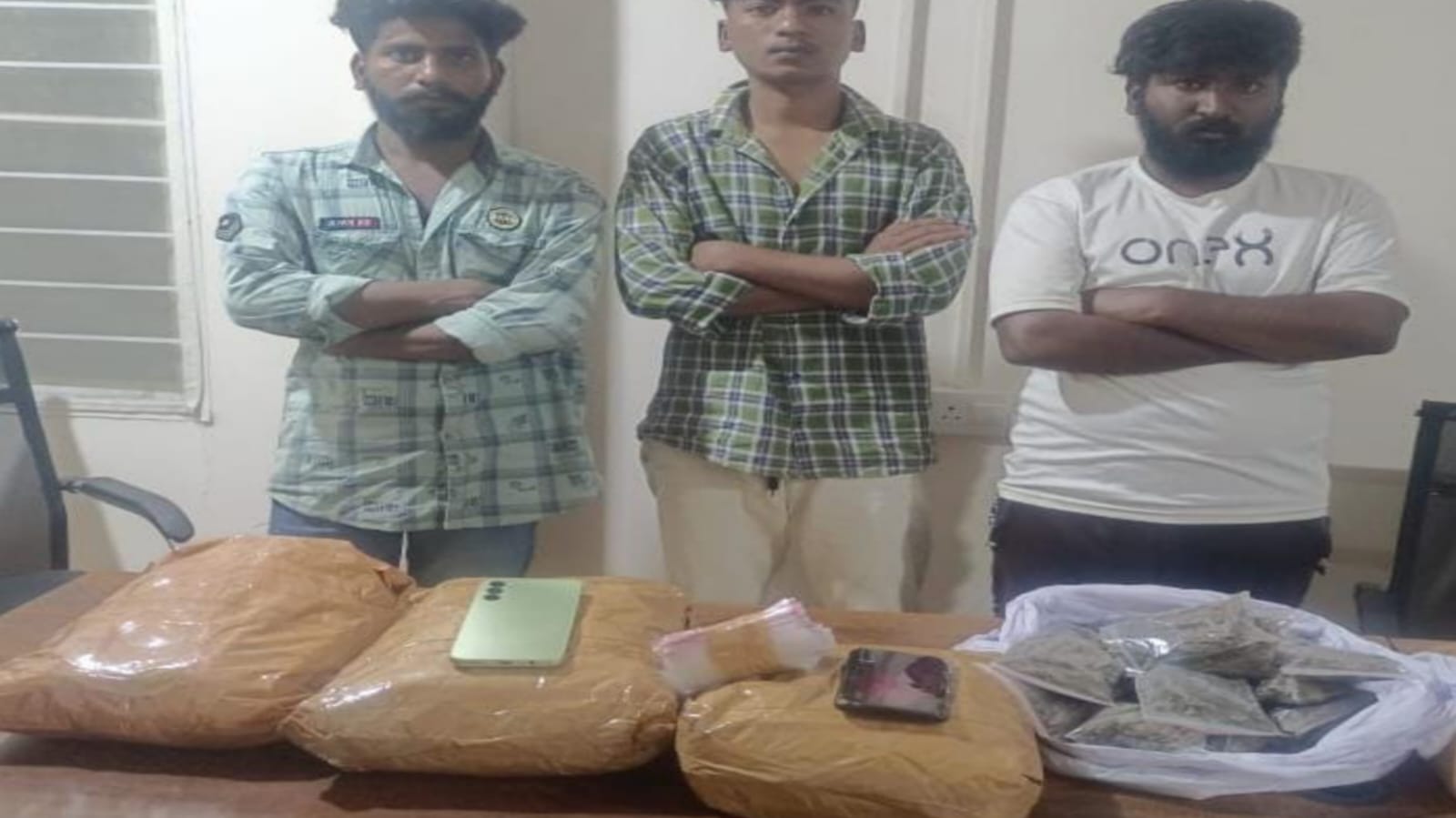 نظام پیٹ میں6.4 کلو گرام گانجہ کے ساتھ تین نوجوان گرفتار