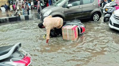 وائی ​​ایس آر ضلع کے کڑپہ شہر میں جمعرات کی رات بارش کی وجہ سے اہم سڑکیں پانی میں ڈوب گئیں