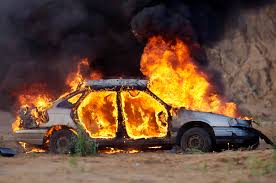تلنگانہ کے ضلع کریم نگر میں کار میں اچانک آگ لگ گئی