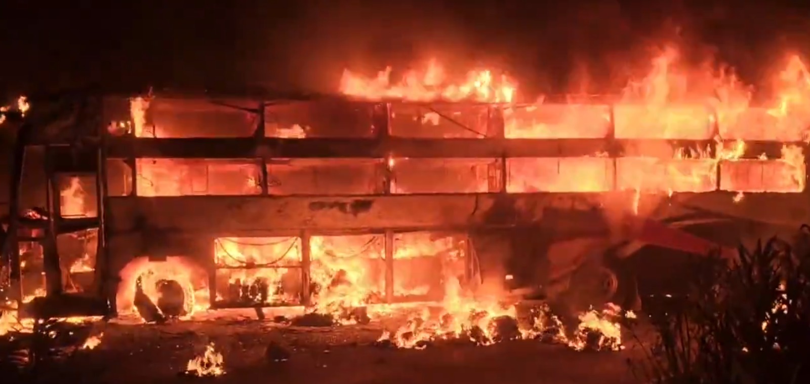 آندھرا پردیش میں آدھی رات بس حادثہ: ٹائر پھٹنے سے کنٹینر سے ٹکر، 3 ہلاک