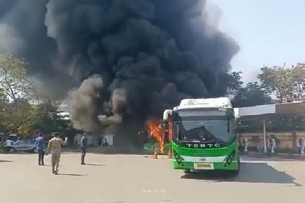 حیدرآباد: ٹی ایس آر ٹی سی الیکٹرک بس میں چارجنگ کے دوران آگ لگ گئی