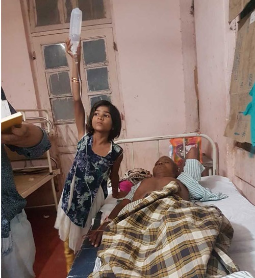 اورنگ آباد: سرکاری ہسپتال کا حال، اسٹانڈ کی جگہ بچی کو ہی پکڑا دیا گلوکوز کی بوتل