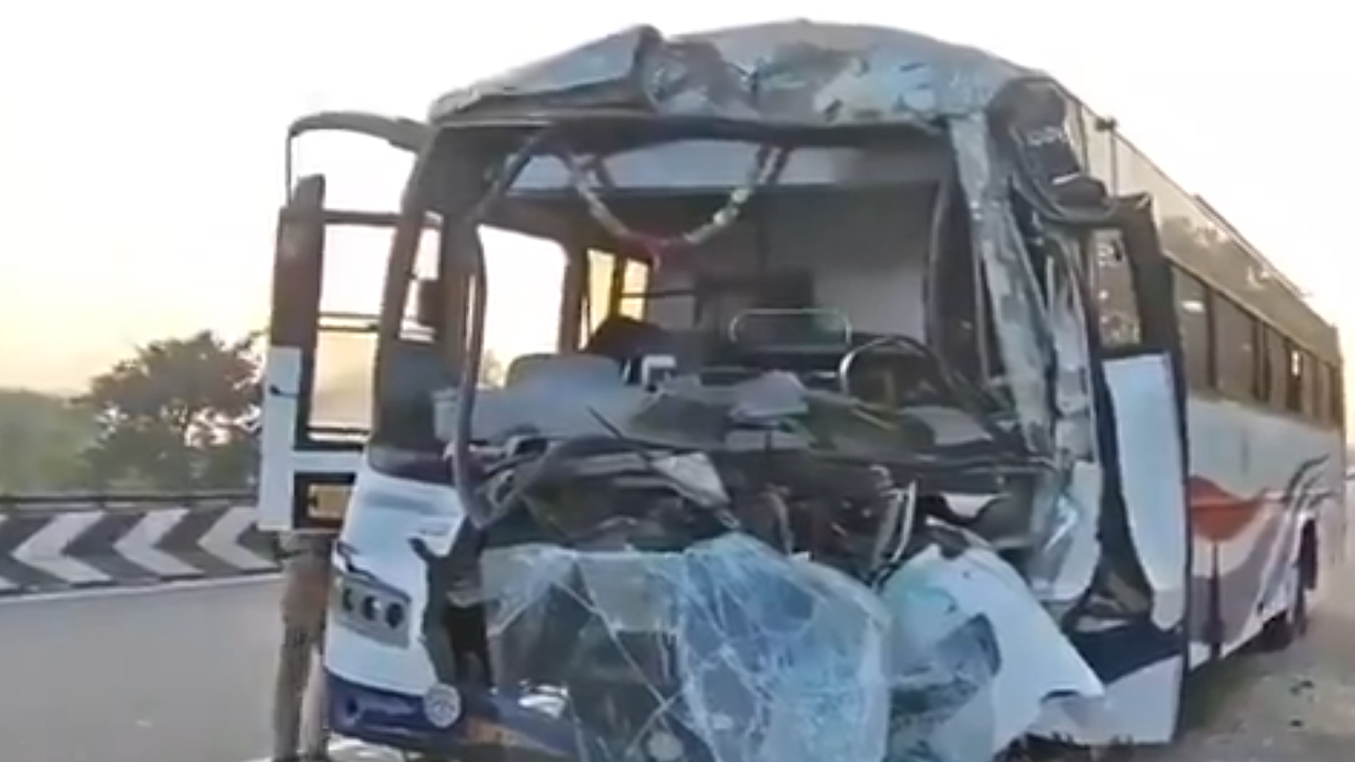 تلنگانہ کے یادادری بھونگیر ضلع میں اے پی ایس آر ٹی سی کی بس کنٹینر ٹرک سے ٹکرا گئی