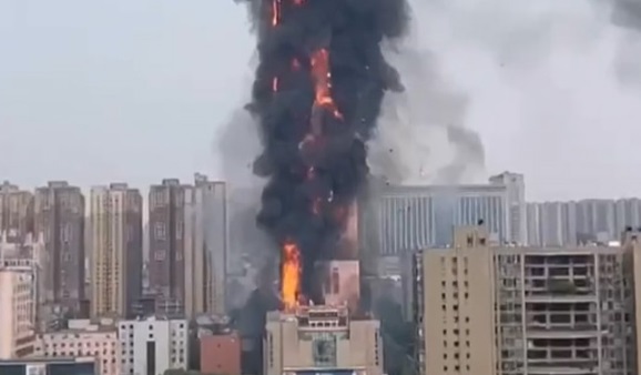 چینی عمارت میں آگ لگ گئی، درجنوں افراد ہلاک