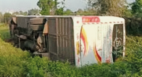 سنگاریڈی ضلع میں چنتل گھاٹ کے قریب این ایچ 65 پر پرائیویٹ ٹراویلس بس الٹ گئی، دو مسافر زخمی