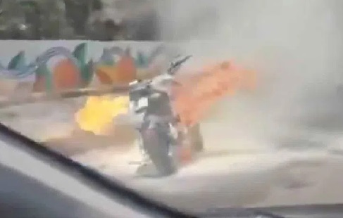 گچی باؤلی میں چلتی موٹر سائیکل میں آگ لگ گئی