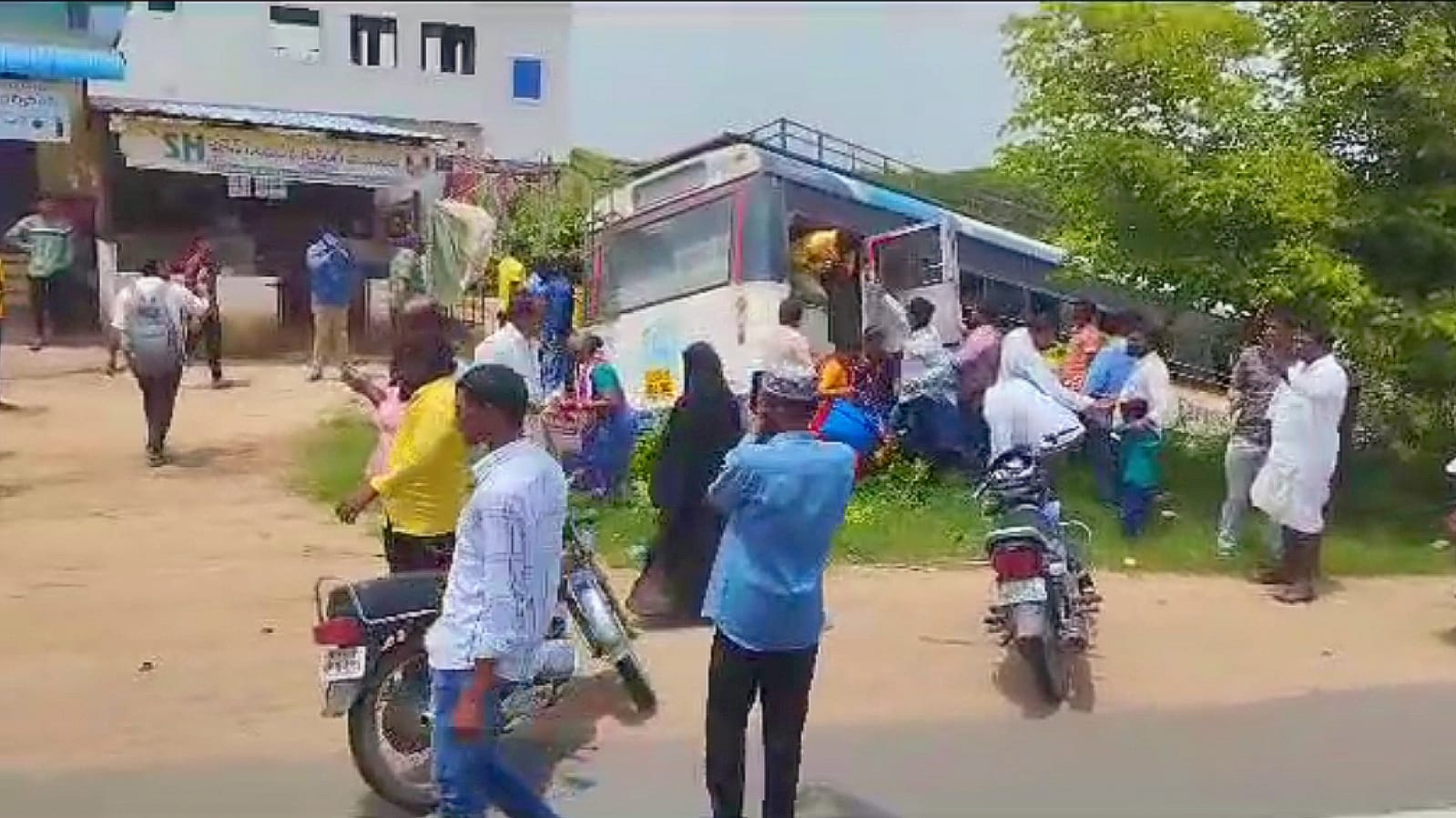 تلنگانہ کے کورٹلہ میں RTC بس موٹر سائیکل سوار افراد کو بچاتے ہوئے گڑھے میں گر پڑی