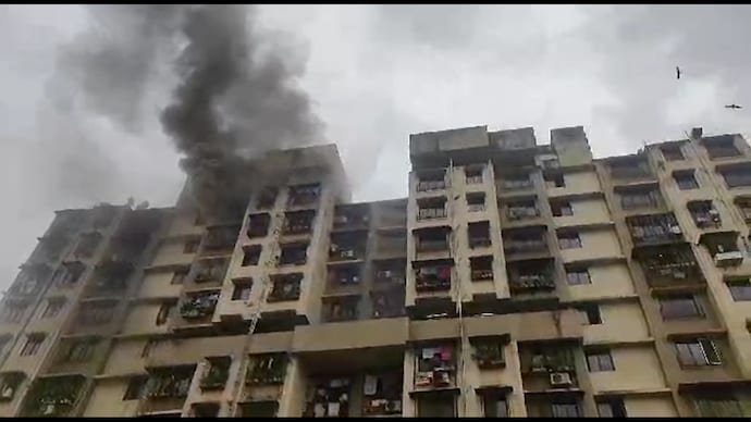 ممبئی میں رہائشی عمارت میں آگ لگ گئی، کوئی جانی نقصان نہیں ہوا۔