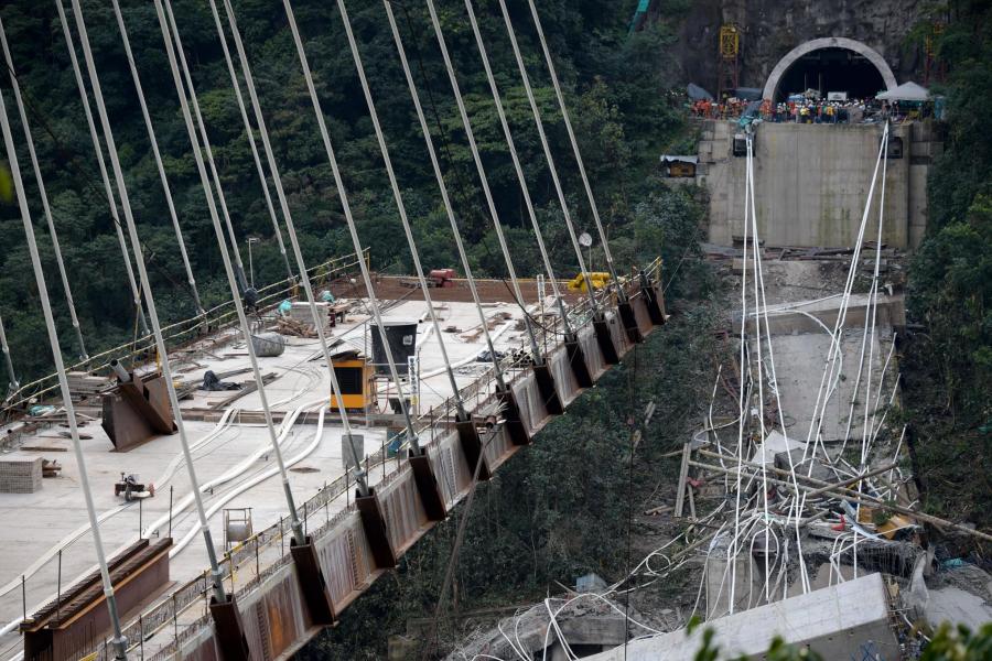 کولمبیا میں تعمیری پل گرنے سے 10 مزدور ہلاک، بچاؤ آپریشن جاری 