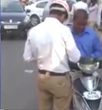 حیدرآباد میں ٹریفک پولیس اہلکار رشوت لیتے ہوئے کیمرے میں قید