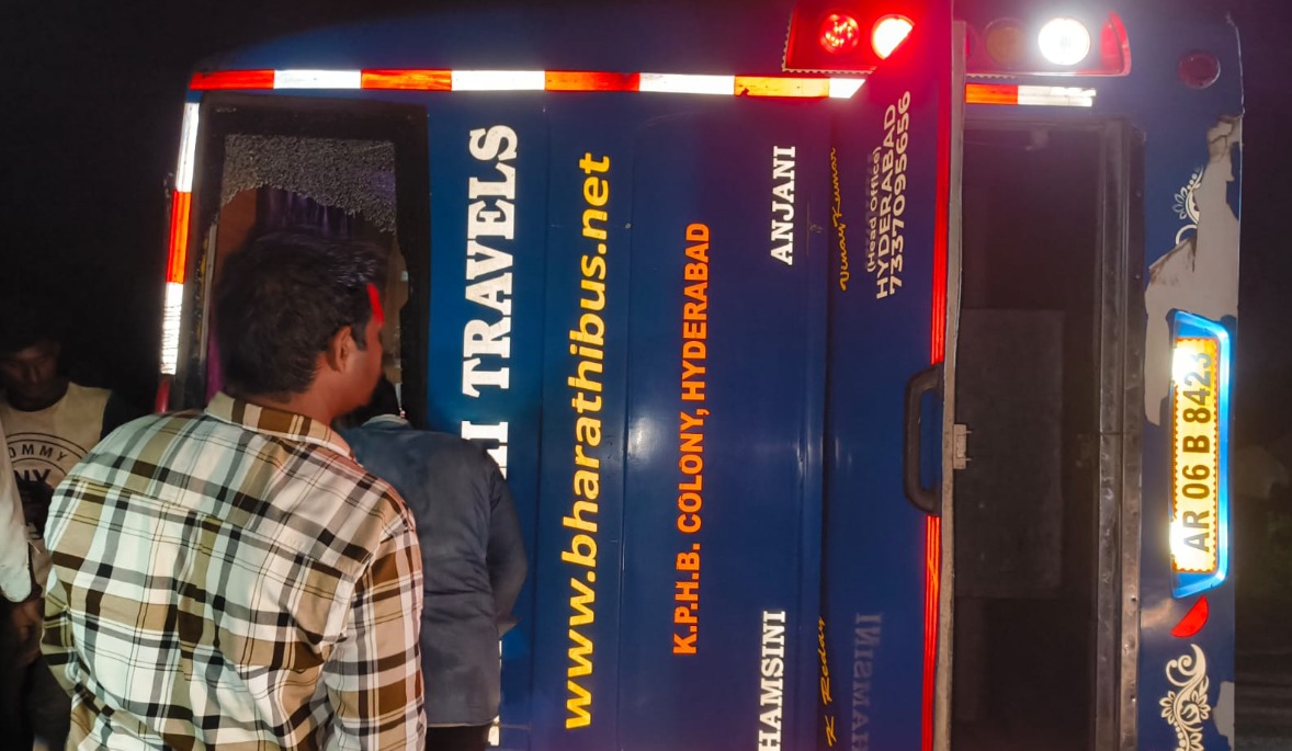 حیدرآباد آنے والی بس الٹ گئی، 2 مسافر ہلاک، 10 زخمی