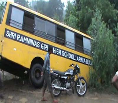 بلند شہر میں اسکول بس پلٹی،12طالب علم زخمی