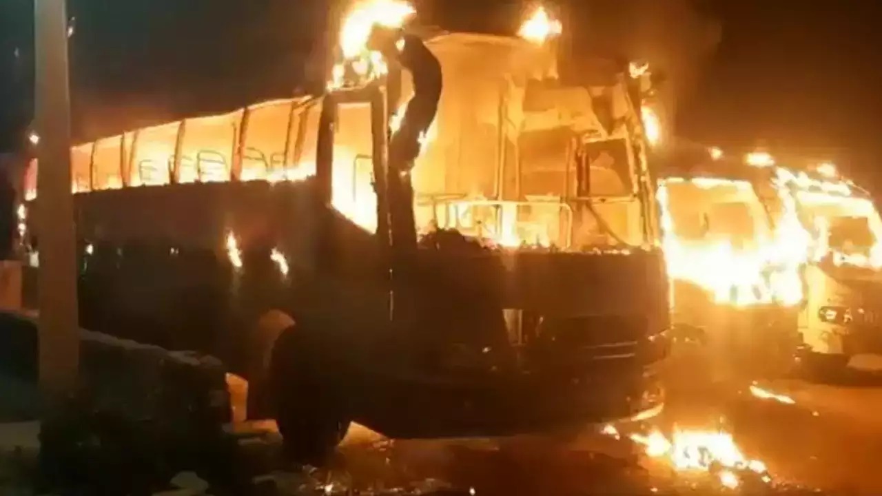 حیدرآباد کے کوکٹ پلی میں زبردست آگ لگنے سے تین بسیں جل گئیں