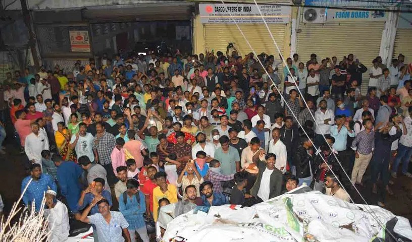 سکندرآباد کے سواپنالوک کمپلیکس میں زبردست آگ لگنے سے چھ کی موت