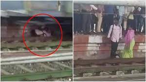 کرناٹک میں ماں بیٹا پلیٹ فارم اور چلتی ٹرین کے درمیان پھنس گئے