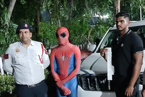 دہلی :کار کے بونٹ پر نظر آیا اسپائیڈر مین،لگا ہزاروں کا جرمانہ