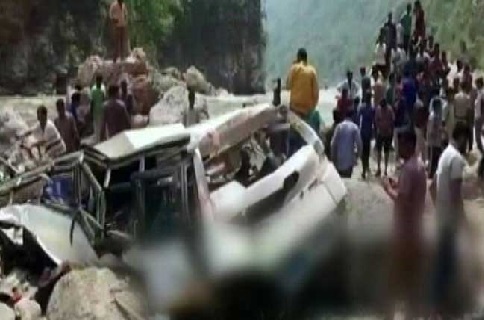 شملہ کے قریب مسافروں سے بھری بس دریا میں گری، 43 ہلاک