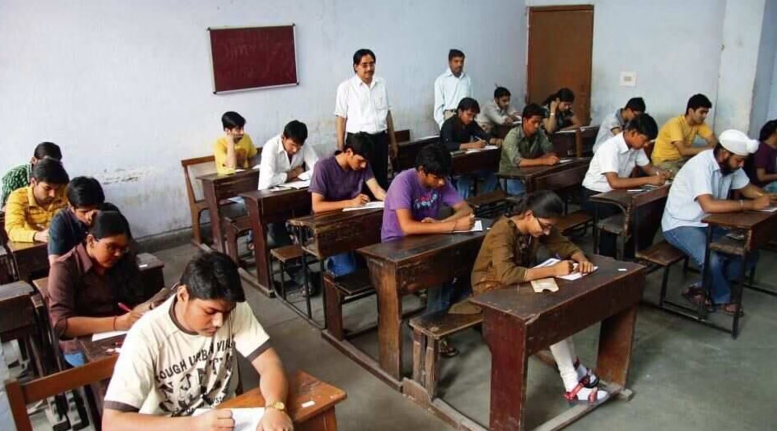 اتر پردیش کے طلباء کو امتحان میں 'جئے شری رام' اور کرکیٹرز کے نام لکھنے پر 50 فیصد نمبر ہوئے حاصل 