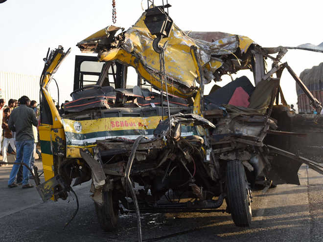 حادثے میں ہلاک تین معصوم بچوں کو اشکبار آنکھوں کے ساتھ الوداع