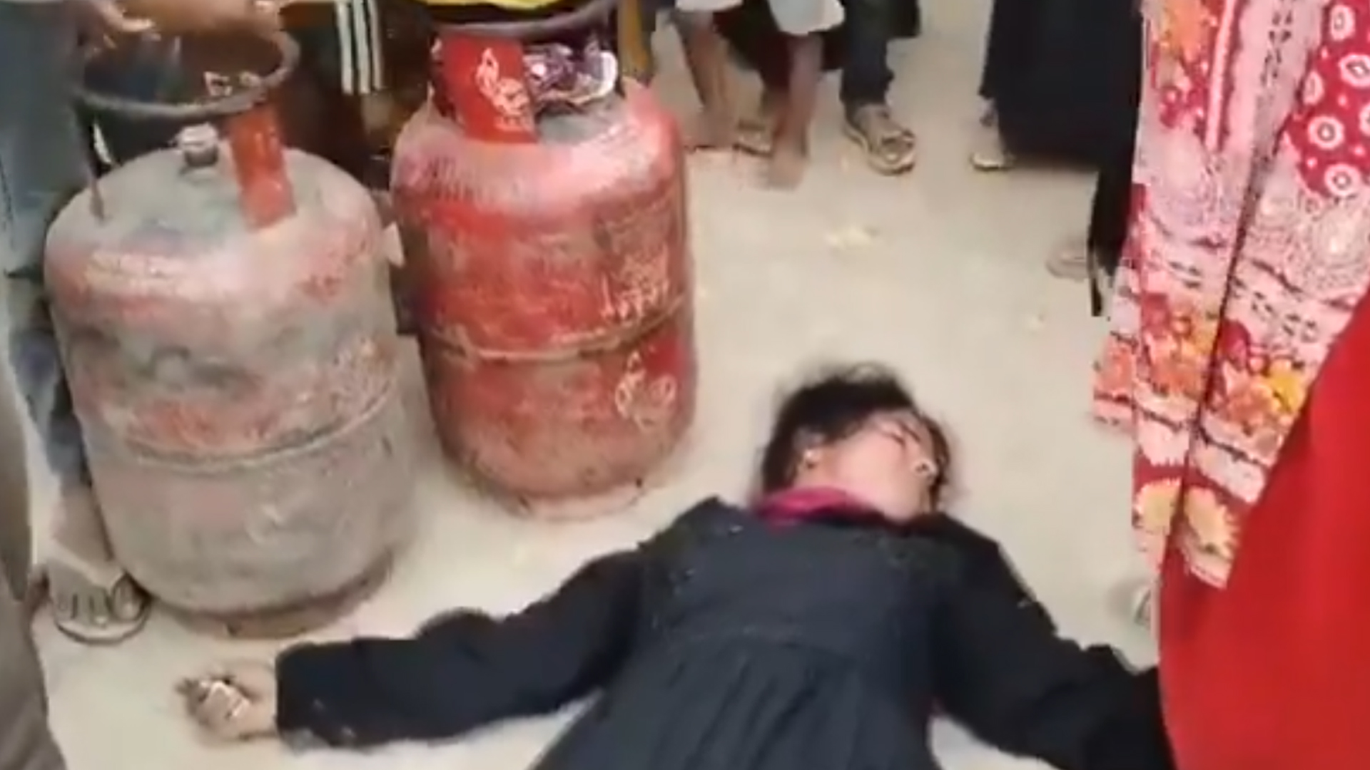 اتر پردیش کے ضلع شراوستی میں گیس سلنڈر کی لمبی قطار، دھکم پیل میں خاتون بے ہوش