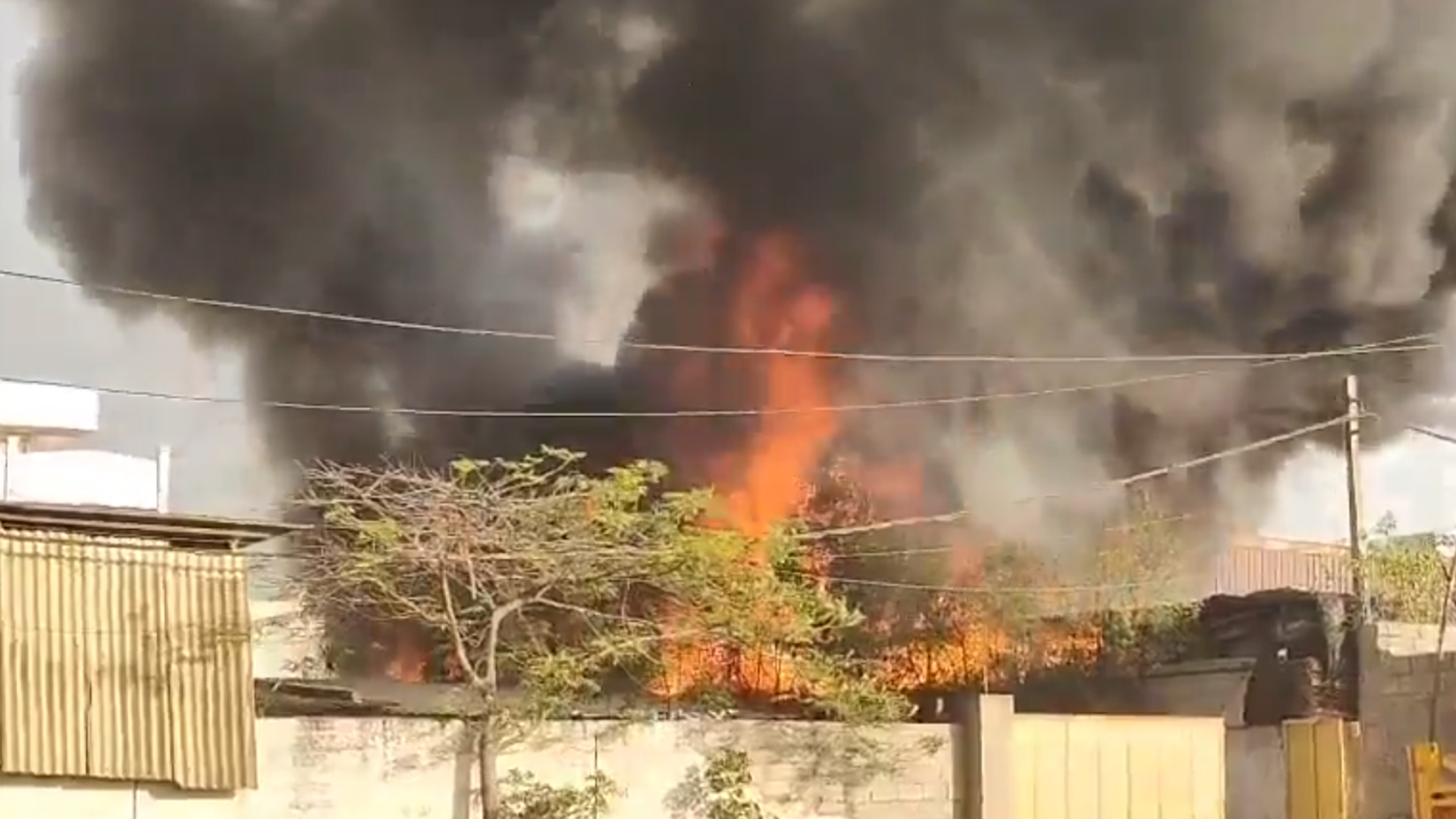 حیدرآباد کے جیڈی میٹلہ میں سالوینٹ گودام میں اچانک آگ بھڑک اٹھی