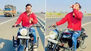 یوپی میں موٹر سائیکل چلاتے ہوئے آدمی بیئر پی رہا ہے۔ پولیس نے 31000 روپے کا چالان جاری کیا