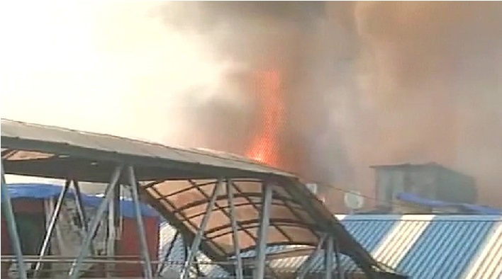 ممبئی: باندرا اسٹیشن کے قریب سلم علاقہ میں لگی آگ