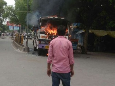 الہ آباد میں وکیل کو گولی مار کر قتل، احتجاج میں بس کو آگ لگائی