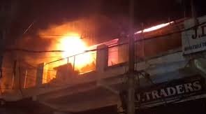 حیدرآباد کے دیوان دیوڑھی میں پیر کی صبح کمرشیل کامپلکس میں لگی آگ