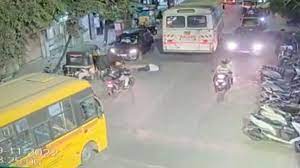 ممبئی میں بھینس کی زد میں آکر شخص بس کے نیچے کچلا گیا