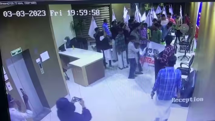 ایس ایف آئی کے کارکن کیرالہ میں نیوز چینل کے دفتر میں گھس کرعملے کو ڈرایا 
