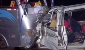 کار اور بس کی ٹکر، دو بچوں سمیت 11 افراد کی موت، کار ڈرائیور زخمی