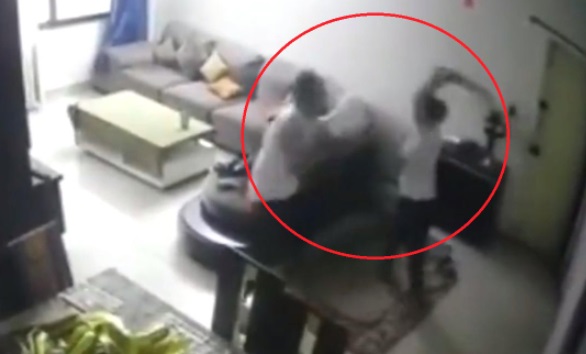 بیوی نے شوہر کو مارا پیٹا، شوہر نے الور میں سی سی ٹی وی ریکارڈنگ کے ساتھ عدالت پہنچا