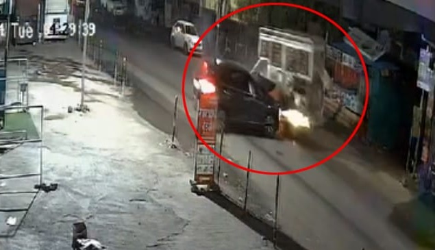 شرد پوارکی پارٹی لیڈر کے بیٹے کی تیز رفتار SUV ٹیمپو سے ٹکرا گئی، 3 زخمی