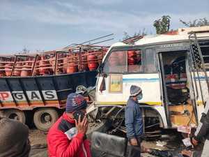 مسافر بس اور سلنڈرسے بھرے ٹرک کے درمیان تصادم میں 8افراد ہلاک، 12دیگرزخمی