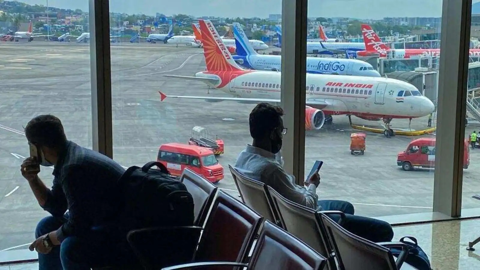 ممبئی ہوائی اڈے پر بِپرجوئے کا اثر، مسافر پریشان