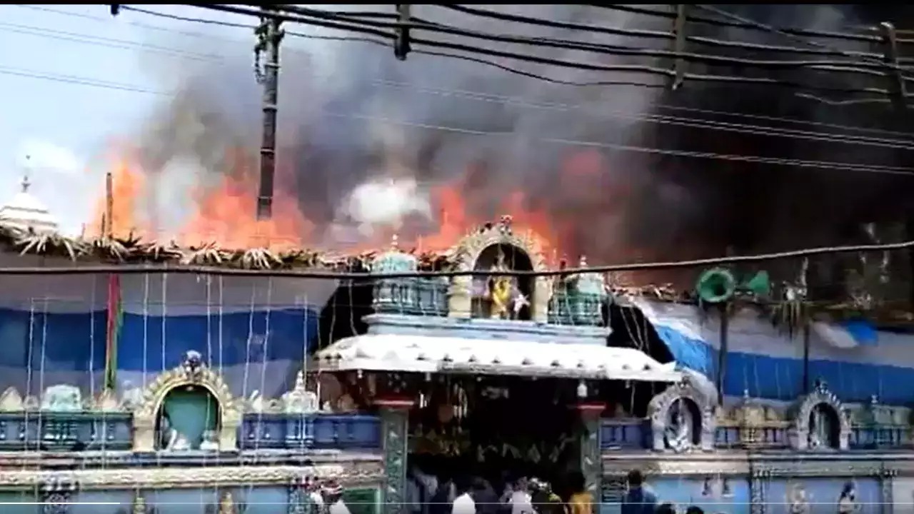 رام نومی کی تقریبات کے دوران آندھرا کی ایک مندر میں زبردست آگ لگ گئی